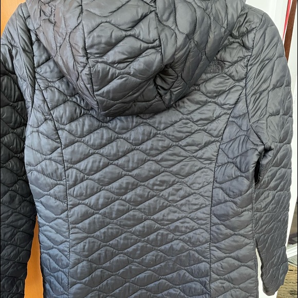 The North Face quilted jacket. VGUC - Picture 2 of 6